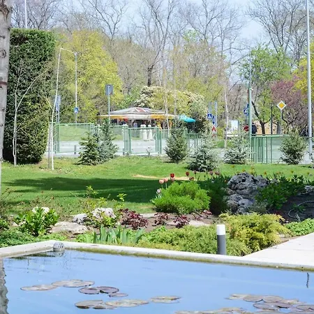 Апартамент Romance Studio-steps From Thesea